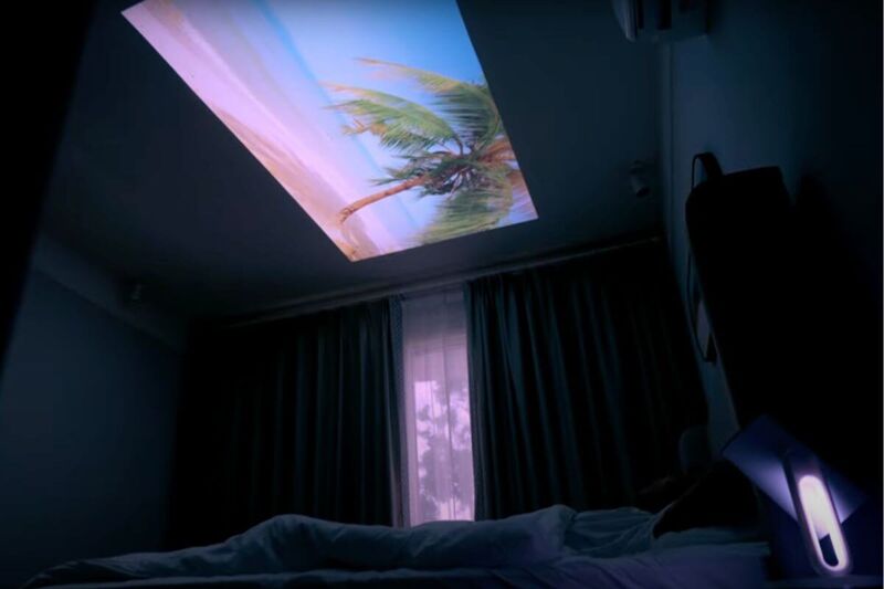 ETOE Starfish PLUS Projektor projiziert an die Zimmerdecke im Zimmer ein perfektes, scharfes Bild.